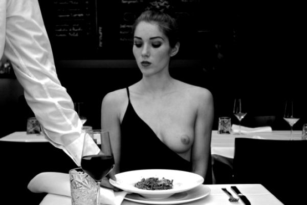 power-boob-display-eating-a-power-meal_001