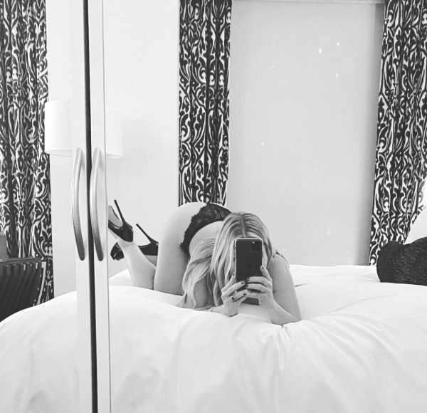 smile-hotel-mirror-selfie_001